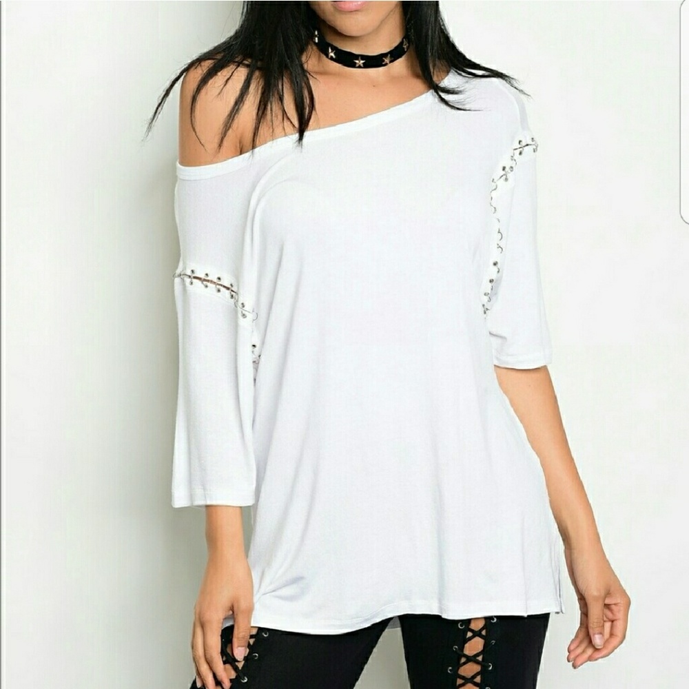 🛍NEW ARRIVAL! Grommet Ring Tee